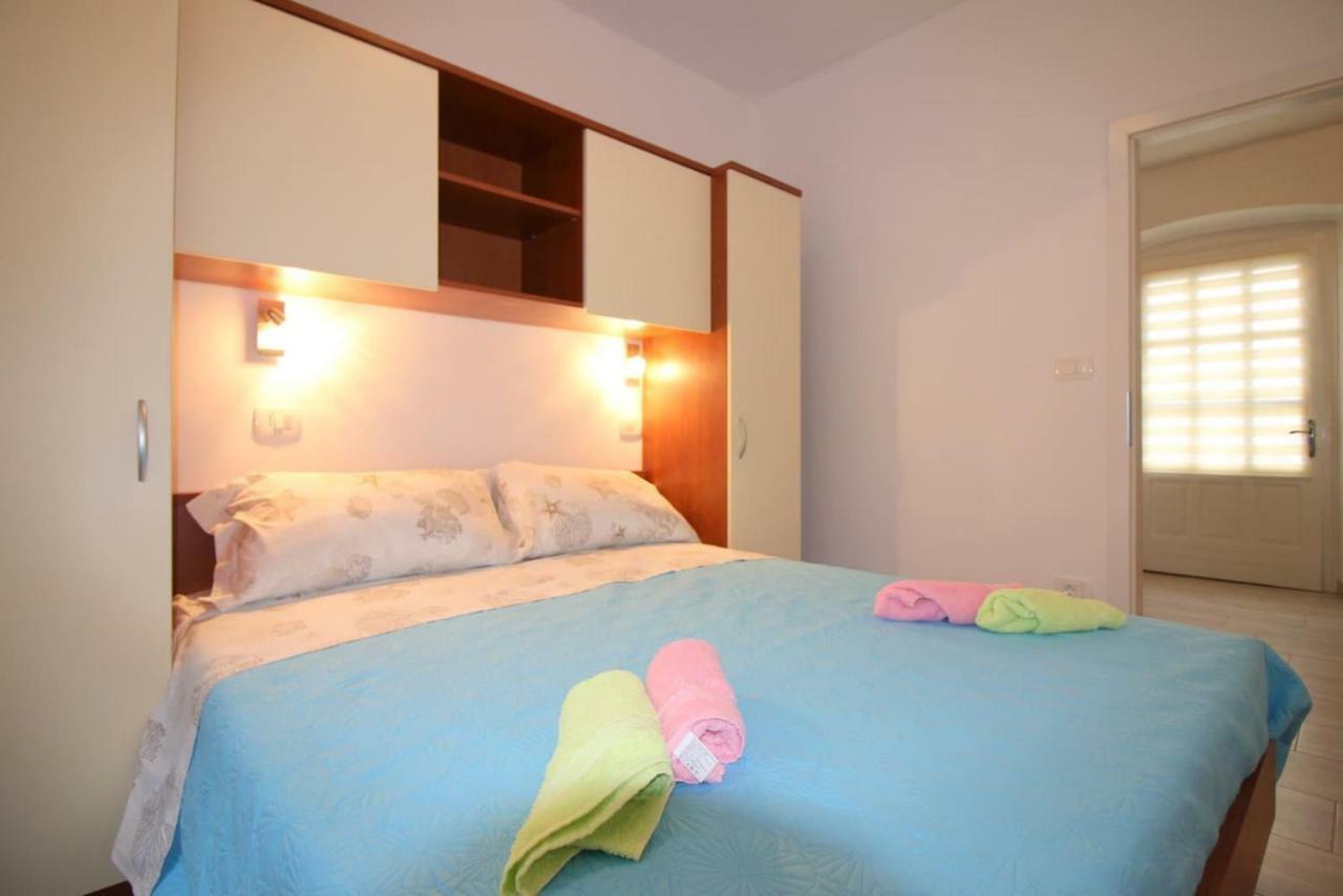 Apartment Noemi In City Center Poreč Eksteriør billede